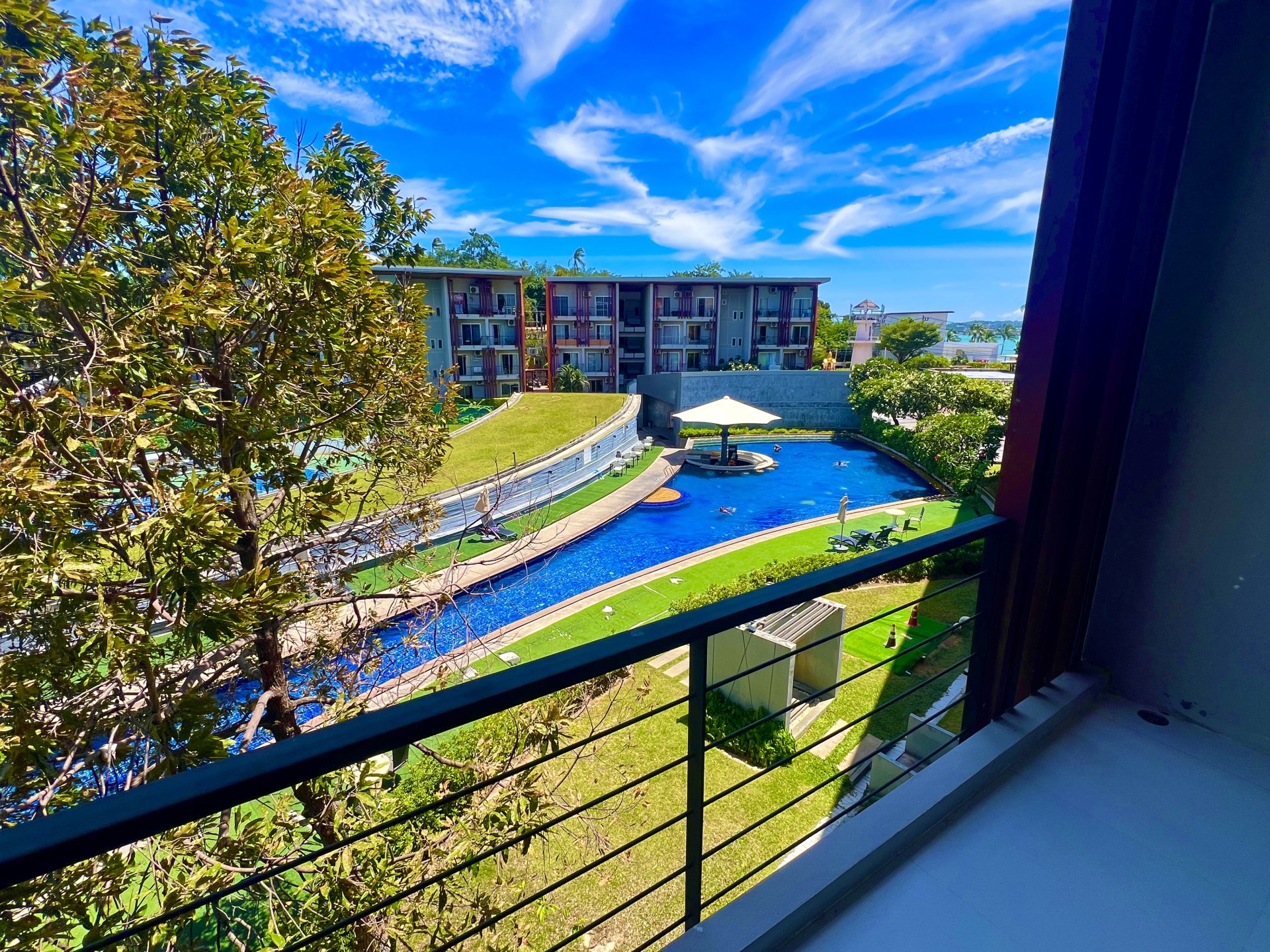 Foreign Freehold 2-Bedroom Condo – Steps to the Beach